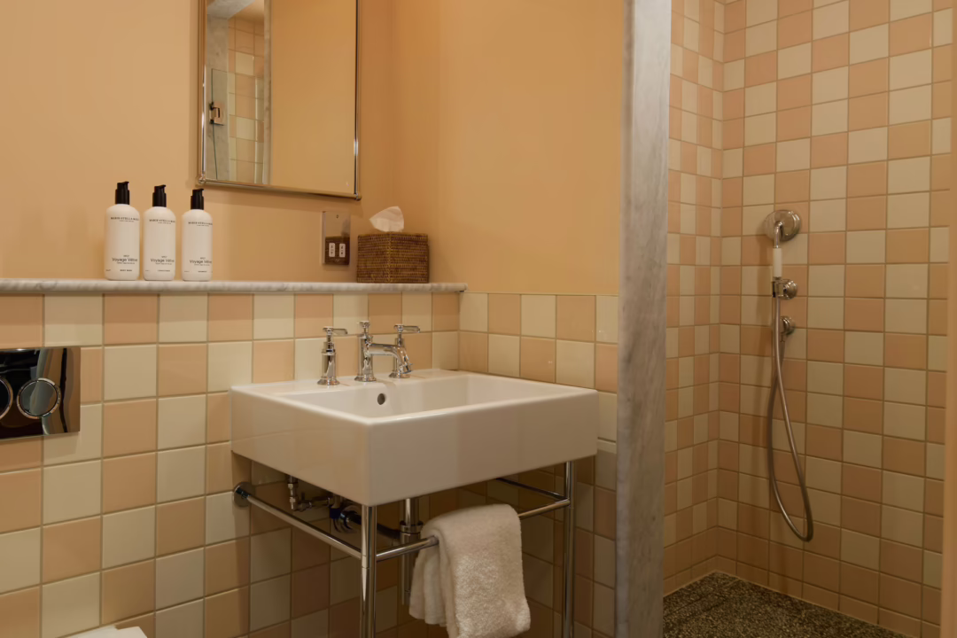 TheJuly-Victoria-Executive-Apartment-Bathroom_2025-08-27-092333_vyoz